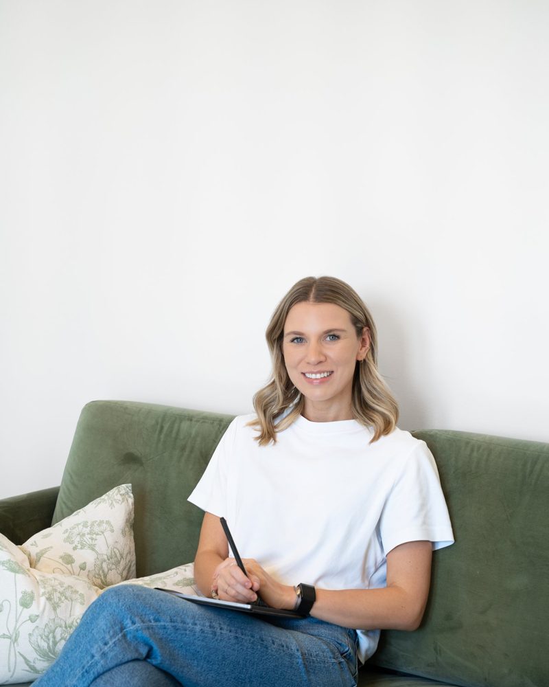 Ines Kalchgruber mit Notizen auf dem Sofa