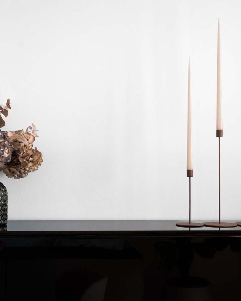 Sideboard mit Trockenblumen und Kerzen
