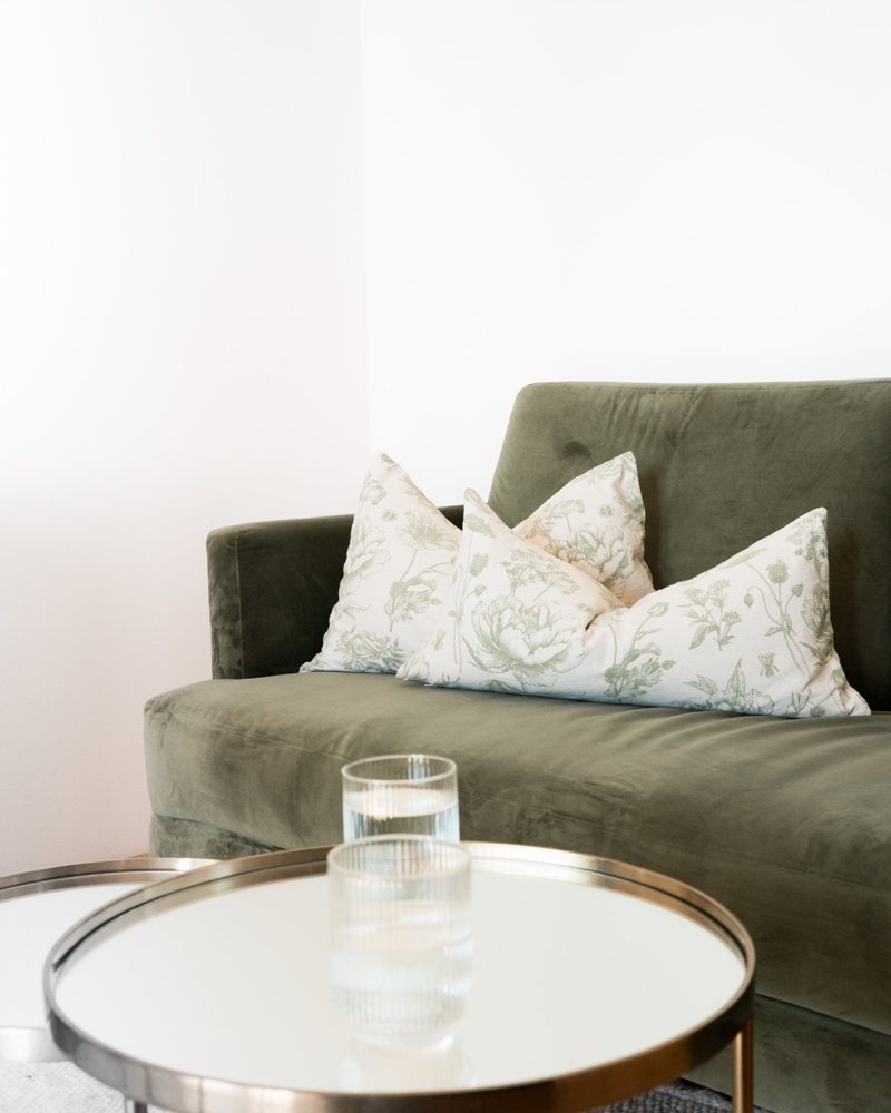 Grünes Sofa in der Praxis – Raum für Familiengespräche