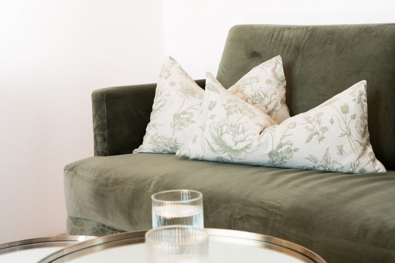 Praxisraum mit grünem Sofa