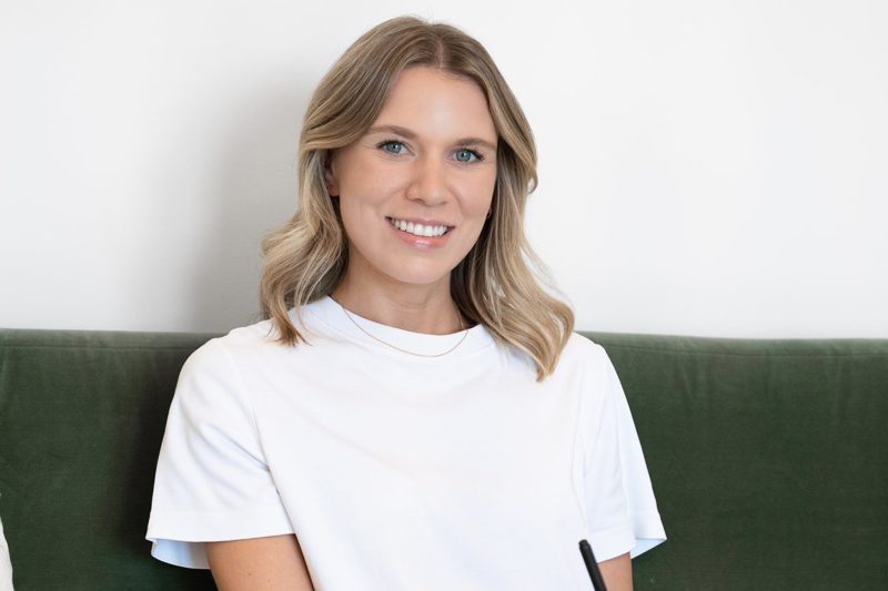 Ines Kalchgruber auf dem Sofa ihrer Praxis